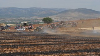 Balya makinesinden çıkan yangın 100 dönüm araziyi küle çevirdi