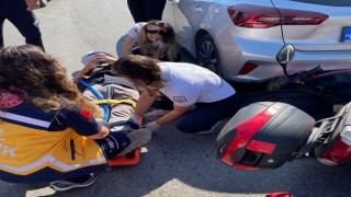 Bandırmada motosiklet kırmızı ışıkta bekleyen araca çarptı