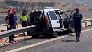 Bariyerler Ticari Araca Ok Gibi Saplandı: 2 Ölü