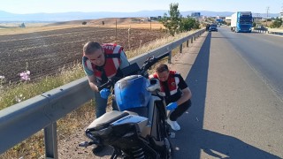 Bariyerlere çarpıp 30 metre sürüklenen motosikletin sürücüsü yaşamını yitirdi