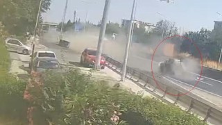 Bariyerlere saplanan otomobilin takla attığı feci kaza kamerada: 3 yaralı