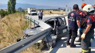 Bariyerlere saplanıp hurdaya dönen Tofaş sürücüsü yaralandı