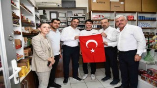 Başiskelede esnafa Türk bayrağı dağıtıldı