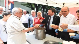 Başkan Aydın vatandaşlara aşure dağıttı