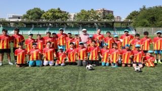 Başkan Çolakbayrakdar yaz okullarında çocuklarla buluştu