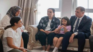 Başkan Tugay yangın şehidi İbrahim Demirin ailesini ziyaret etti