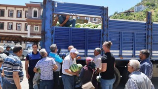 Başkan, Vatandaşlara 20 Ton Karpuz Dağıttı