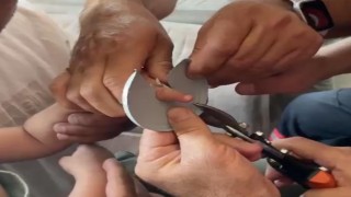 Batmanda çocuğun eline sıkışan cisim itfaiye tarafından çıkarıldı