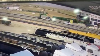 Batmanda kamyonet ile traktörün çarpıştığı kaza kamerada