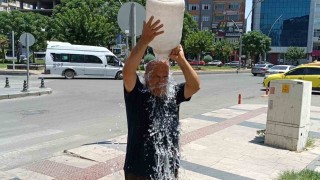 Batmanda sıcaklar bunalttı, büyükler bidonla başlarına su döktü, çocuklar ise süs havuzlarında serinledi