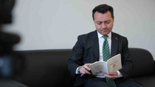 Bayburt tapu müdürü hem okuyor hem yazıyor: Genç müdür 8 üniversite bitirdi 9 şiir kitabı yazdı