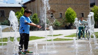 Bayburta yaz sonunda geldi: Kimisi fıskiyeyle ıslanarak kimisi dondurma yiyerek kimisi de çeşme başında su içerek serinlemeye çalıştı