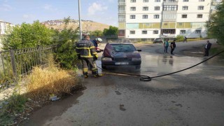 Bayburtta park halindeki otomobil alev aldı