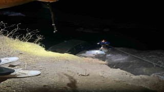 Baykanda hafif ticari araç dereye uçtu: 1 yaralı