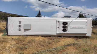 Belediye otobüsü devrildi: 2 yaralı