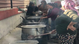 Bereketli Mahallesinde aşure ve keşkek hayrı