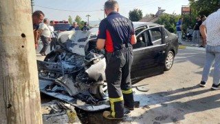 Beton direğe çarpan otomobil hurda yığınına döndü: 1 yaralı