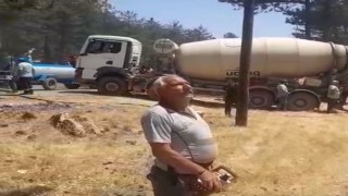 Beton pompası ile yangın söndürmeye katıldı