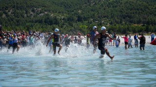 Beyaz kumları ve mavi sularıyla Salda Lake Triatlon nefes kesti