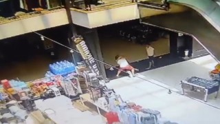 Beylikdüzünde bir AVMde iki esnaf arasında çıkan kavga güvenlik kamerasında