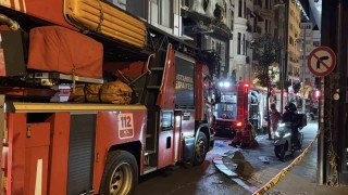 Beyoğlunda eğlence mekanı çatısında korkutan yangın