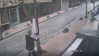 Beyoğlunda iş yerini kurşunlayan ve hamamda yakalanan 2 şahıs adliyeye sevk edildi