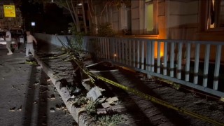 Beyoğlunda minibüs otobüse çarptı: 2si ağır 5 yaralı