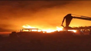 Bilecikteki yangında traktör ve otomobil alevler arasında kaldı