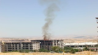 Bina inşaatında çıkan yangın korkuttu