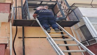 Binanın dışındaki asansörde mahsur kalan anne ve çocuğu itfaiye kurtardı