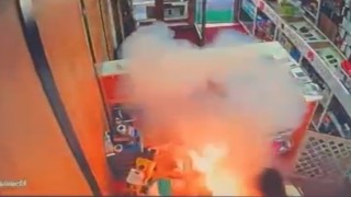 Bingölde cep telefonu bataryası bir anda patladı: O anlar güvenlik kamerasında