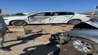 Bingölde otomobiller çarpıştı: 2 yaralı