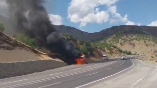 Bingölde seyir halindeki tır alevlere teslim oldu
