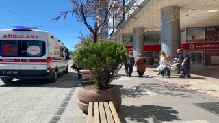 Bir anda yere yığılan vatandaş hastaneye kaldırıldı