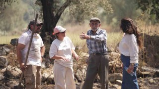 Bir asırdır antik kentte yaşayan Durmuş dedeyi zar zor ikna ettiler