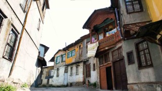 Bir dönemin parlayan mahallesi, bugün zamana direniyor