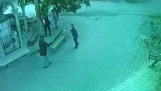 Bir elinde baston diğer elinde silahla köylülere kabusu yaşattı