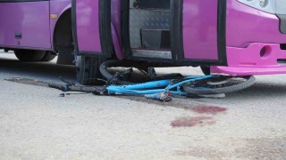 Bisikletiyle sokağa fırlayan çocuk otobüsün altında kaldı