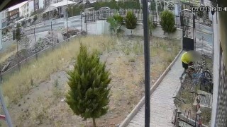 Bisikletlerin parçalarını tek tek söküp götürdüler