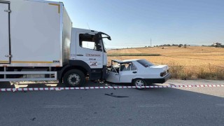 Boluda kamyonla çarpışan Fiat Tofaş hurdaya döndü: 1i ağır 2 yaralı