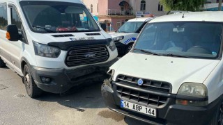 Boluda minibüs ile hafif ticari araç çarpıştı