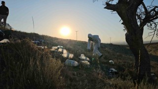 Boş arazideki siyah sıvı dolu bidonlar ekipleri harekete geçirdi