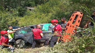 Bozüyükte şarampole devrilen otomobildeki 3 kişi yaralandı