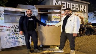 Bu gençler ekmeklerini gardıroptan kazanıyor