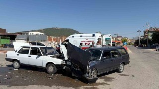 Bucakta Tofaş otomobiller çarpıştı: 5 yaralı