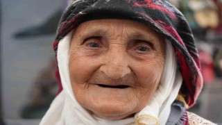 Buğday Meydanının 98 yaşındaki ninesi çorap satarak aile bütçesine katkıda bulunuyor