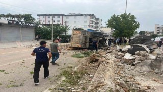 Bulvarda refüje çarpan kamyon devrildi, sürücü yaralandı