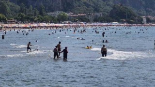 Bunaltan sıcaklarda tatil köyleri ve plajlar doldu taştı