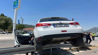 Burdur-Antalya Karayolunda iki otomobil çarpıştı: 2si çocuk 5 yaralı