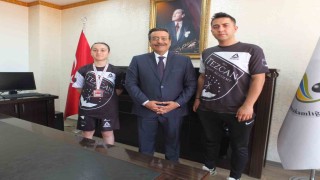 Burhaniye Kaymakamı Atilla, başarılı sporcuyu ödüllendirdi